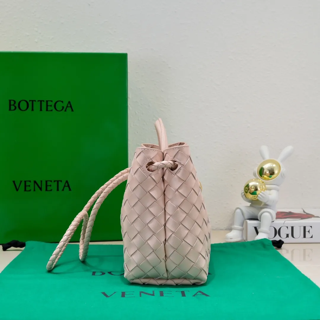 Batch 1860 B's 2023 spring and summer new model continues the brand's woven style with detailed metal knot switch buckles. This time, the shoulder straps are also made into tube weaves, showing different craftsmanship. The carrying method is versatile to create more different looks. Intrecciato woven leather small handbag, equipped with sliding crossbody strap. Internal compartments, including 1 zipper pocket and 2 open pockets with magnetic buckle closure. Size: 25*20*10cm, model: 7463#